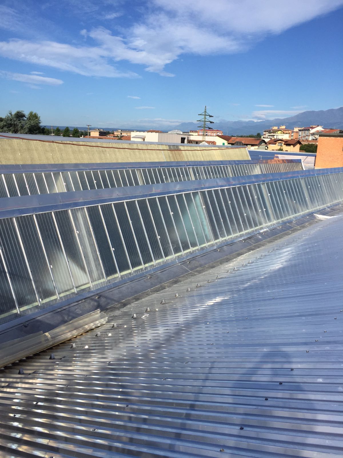 Rifacimento copertura e sostituzione delle vetrate di un capannone industriale - Cossato (BI)